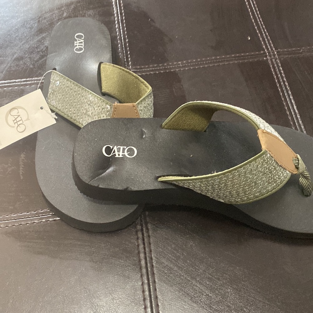 Never been wore CATO flip flops - Picture 3 of 4